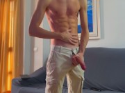 Joven delgado se corre con los jeans puestos