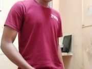 Alan Tokers sé masturba en él trabajó