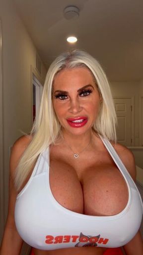 Let me be your sexy hooter girl