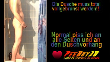 In der Dusche an die Wand gepisst