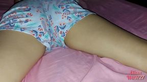 mientras la muneca de la casa ve porno le toco su cono muy mojado