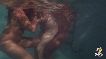 Muita far putaria na piscina com as estrelas pornôs - Rafaella Denardin - Melissa Devassa - Nego Catra