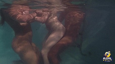 Muita far putaria na piscina com as estrelas pornôs - Rafaella Denardin - Melissa Devassa - Nego Catra
