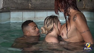 Muita far putaria na piscina com as estrelas pornôs - Rafaella Denardin - Melissa Devassa - Nego Catra