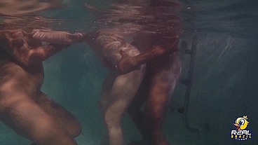 Muita far putaria na piscina com as estrelas pornôs - Rafaella Denardin - Melissa Devassa - Nego Catra