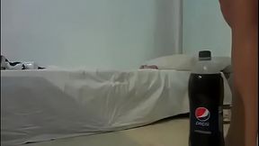 Bucetao engolindo garrafa d. litros