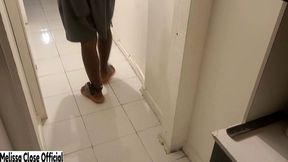 olhei a tornozeleira meu cuzinho piscou, ai trouxe pra casa