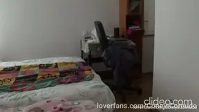 La puta de mi mujer se cepilla en mi cama a un gordo cabrón y por los gritos y gemidos de la coneja tetuda este debe ser mucho mejor amante que yo.
