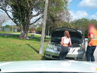 Roadside - Tattooed Playgirl Jae Lynn Pays Mechanic For The Car Repairs With Her Taut Vagina