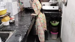 Naukrani ko piche pakad ke kichen me hi jabar dasti chod diya