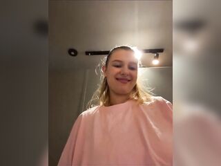 Jucielussie masturbating in public gym