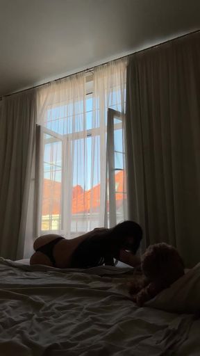 Curvy babe shows off her thick ass on the bed