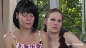 Wollustige Madels probieren ungewïhnliche Toys aus - Big tits German brunette lesbians