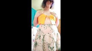 Chubby tgirl takes a piss for you