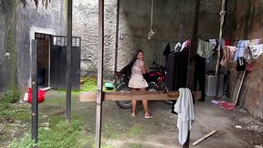 DIOS MIO publico estudiante se deja follar de su profesor cuando la pilla entrando la ropa por el patio trasero de su casa