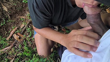 The girl I met in park she offered me to give a blowjob outdoor public Gadis yang saya temui di taman umum dia menawari saya untuk melakukan blowjob di luar ruangan