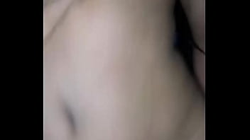 Morena sexy de bonitas tetas, le encanta brincar en mi gran polla