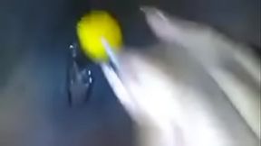 madura de masturba con una chupeta