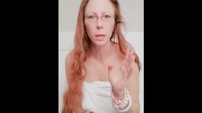 Milf Helps Your Bee Sting and Hand Fetish mp4