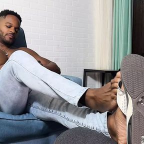 Muscular black stud Kevin A shows off his delicious feet