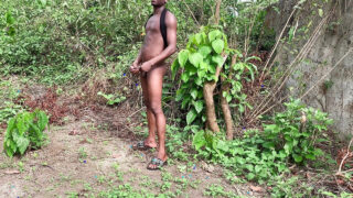 Ruwe, zelfgemaakte homo-actie: sletten masturberen, worden gefingerd en gefist, rijden hard en krijgen vervolgens een cumshot in hun mond.