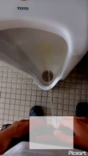 Girl secretly peeed in the urinal