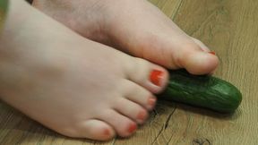 Silence and movement: the game of feet and cucumber