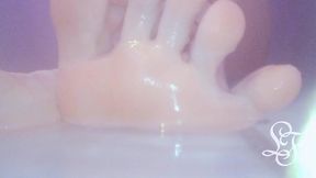 washing and tickling my feet in the bathub! 👣👙🛁