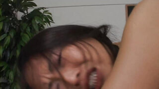 18-летняя американская девушка-подросток подвергается жестокому изнасилованию в хардкорной сцене.