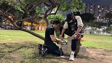 PUTINHA DE ESTIMAÇÃO GOSTA DE SER ESCULACHADA NA PRAÇA