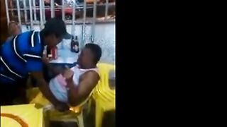 Velho gay latino pega um cara no bar