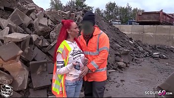 Baustellen Arbeiter fickt rothaariges Teen bei der Arbeit ohne Kondom - German Redhead