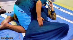 Gadis berhijab menunjukkan memeknya tetapi saudara tiri memilih lubang yang salah.