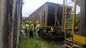 Trabalhadores da linha f&eacute_rrea da nova empreiteira fazendo sexo entre si na hora de almo&ccedil_o. - FULL SHEER / RED