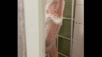 Dans ma douche qui veut me rejoindre? Bisous de nous bonne soir&eacute_e