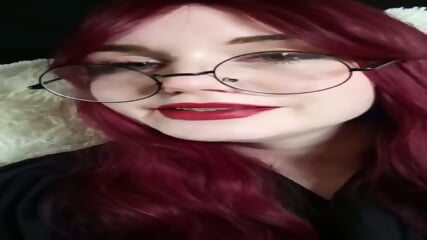 Talkative slut fucks herself