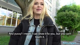 Étudiante blonde aux formes généreuses se faisant baiser en public