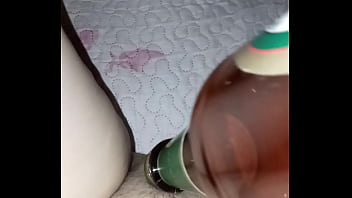 GretaLa - si strofina con la bottiglia