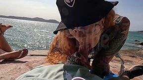 duas ninfetas safadas mamando na praia pra todo mundo ver