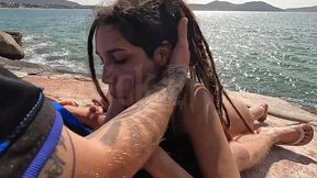 duas ninfetas safadas mamando na praia pra todo mundo ver