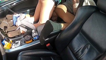 Dando gostoso para o playboyzinho dotado no carro dentro do estacionamento do condomínio dele na Barra da Tijuca