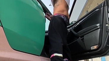 Dando gostoso para o playboyzinho dotado no carro dentro do estacionamento do condomínio dele na Barra da Tijuca