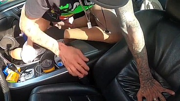 Dando gostoso para o playboyzinho dotado no carro dentro do estacionamento do condomínio dele na Barra da Tijuca