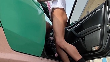 Dando gostoso para o playboyzinho dotado no carro dentro do estacionamento do condomínio dele na Barra da Tijuca