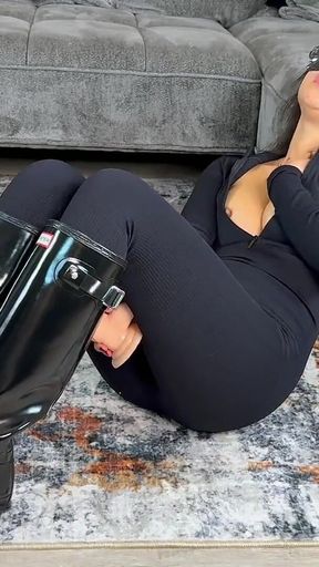 Hot Virtual Hunter Boot Girl