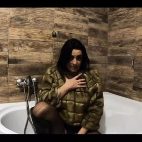 Milfycalla- Pee Play in Bathtub While Wearing a Fur Coat and Pantyhose 198 - and This Is a Fetish That I Like. I Want to See You