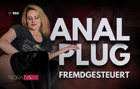 Mit Analplug auf dem Balkon: Fremd gesteuert und geil gemacht