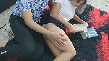 Encuentro A Mi Vecina Estudiando Y Me Dice Que La Enseñe a Follar su Primera Vez Que Rico Grita Termino En Su Culo