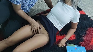 Encuentro A Mi Vecina Estudiando Y Me Dice Que La Enseñe a Follar su Primera Vez Que Rico Grita Termino En Su Culo