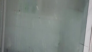 Gespierde, rijpe Amerikaanse homo's worden anaal gepenetreerd onder een stomende douche.